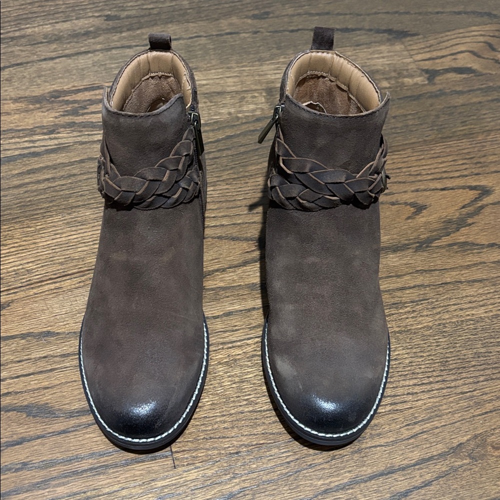 Chic Brown Ankle Boots with Braided Detail